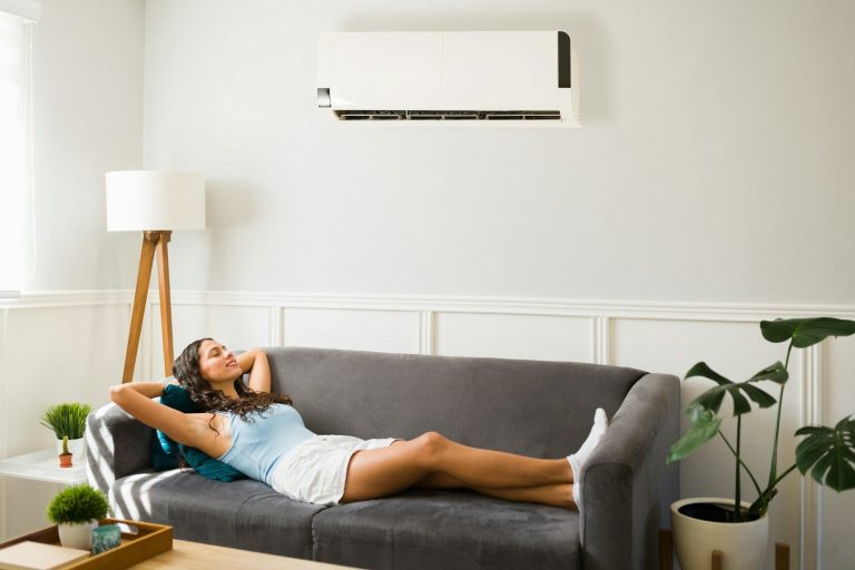Wohnzimmer mit Klimawandgerät